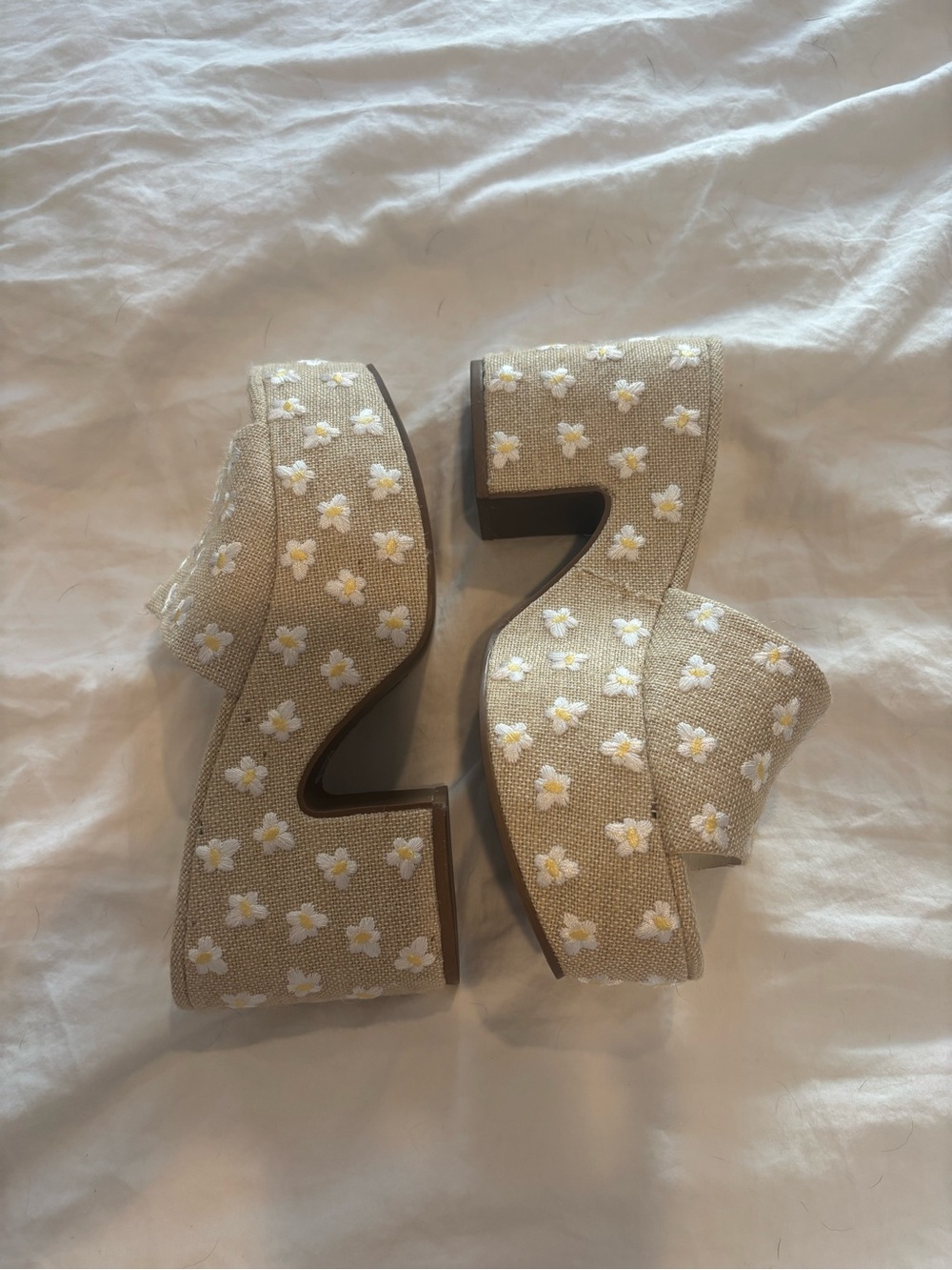 NWOT Larroude Miso Platform Sandals with White Daisy Embroidery